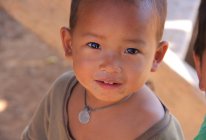 Неопознанный мальчик племени Ахха — стоковое фото