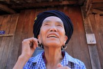 Porträt einer Frau vom Bergstamm der Akhu — Stockfoto