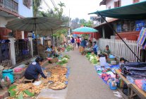 Menschen verkaufen Lebensmittel in luang prabang — Stockfoto