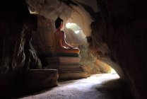 Buda en la cueva Tham Phu Kham - foto de stock