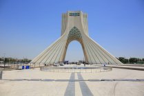 Torre Azadi situata in Piazza Azadi nella città di Teheran — Foto stock