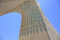 Azadi вежі розташовані на Azadi площі в місті Тегеран — стокове фото