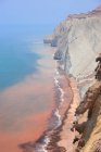 Agua de mar roja de la isla de Hormuz - foto de stock