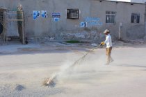 Uomo locale spazza la strada, isola di Hormoz, Iran — Foto stock