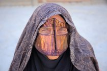 Primo piano della batoola, una sciarpa dorata che copre il viso, che fa parte del tradizionale costume Bandari dell'Iran meridionale. Provincia di Hormozgan, isola di Qeshm, villaggio di Laft — Foto stock
