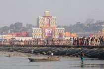 Люди на фестивале Kumbh Mela, крупнейшем религиозном мероприятии в мире, в Аллахабаде, Уттар-Прадеш, Индия . — стоковое фото