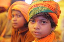 Enfants locaux non identifiés dans l'État de l'Andhra Pradesh, Tirumala, INDE — Photo de stock