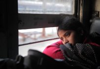 Chica local en tren indio en Delhi - foto de stock
