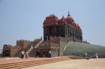 Piligrimas al amanecer cerca del Monumento a la Roca Vivekananda y la Estatua Thiruvalluvar - foto de stock