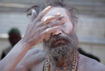 Homem local não identificado no festival Kumbh Mela perto de Allahabad, ÍNDIA, Uttar, estado de Pradesh — Fotografia de Stock