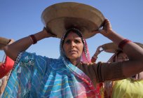 Local women in INDIA ,Uttar Pradesh state,Kumbh Mela festival near Allahabad — Stock Photo