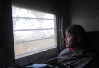 Chica local en tren indio en Delhi - foto de stock