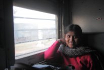 Fille locale en train indien à Delhi — Photo de stock
