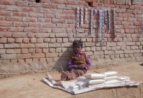 Local pauvre garçon dans Allahabad, INDE, Uttar, État de Pradesh — Photo de stock