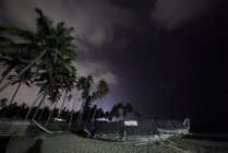 Vista de la playa de Varkala y palmeras. Kerala. India por la noche - foto de stock