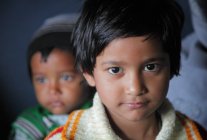 Niños locales en tren indio en Delhi - foto de stock