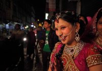 Occupé Marché de la rue indienne à New Delhi, Inde . — Photo de stock