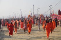 Crowd at Kumbh Mela festival, the world's largest religious gathering, in Allahabad, Uttar Pradesh, India. — Stock Photo