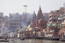 Hinduistische heilige Stadt auf ganges ganga, varanasi, banaras, uttar pradesh, indien. — Stockfoto