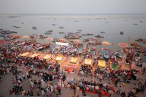 Personas locales no identificadas en el festival Kumbh Mela cerca de Allahabad, India - foto de stock