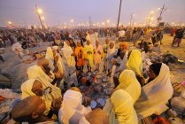 Multitud en el festival Kumbh Mela, la reunión religiosa más grande del mundo, en Allahabad, Uttar Pradesh, India . - foto de stock