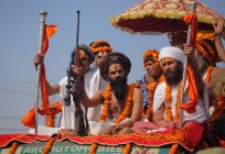 La folla al festival Kumbh Mela, il più grande raduno religioso del mondo, in Allahabad, Uttar Pradesh, India . — Foto stock