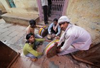 Gente local en las calles de Varanasi en Uttar Pradesh, India . - foto de stock