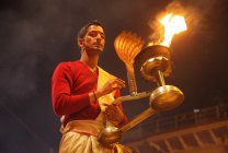 Hombre indio no identificado en el festival Kumbh Mela cerca de Allahabad, India - foto de stock