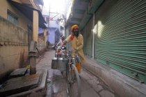 Pessoas locais com bicicletas em Ruas de Varanasi em Uttar Pradesh, Índia . — Fotografia de Stock