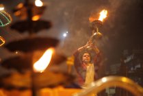 Uomo indiano non identificato al festival di Kumbh Mela vicino ad Allahabad, India — Foto stock