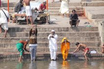Unidentified people taking ritual bath in the river Ganga  in Varanasi ,Uttar Pradesh ,India — Stock Photo