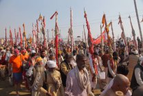 Multidão no festival Kumbh Mela, o maior encontro religioso do mundo, em Allahabad, Uttar Pradesh, Índia . — Fotografia de Stock