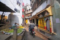 População local em Ruas de Varanasi em Uttar Pradesh, Índia — Fotografia de Stock