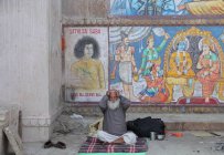 Un viejo indigente no identificado en las calles de la India - foto de stock