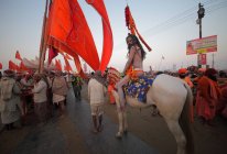 Foule au festival Kumbh Mela, le plus grand rassemblement religieux au monde, à Allahabad, Uttar Pradesh, Inde . — Photo de stock