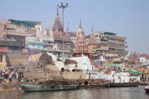 Barcos en el río Varanasi Ganges, Uttar Pradesh, India - foto de stock