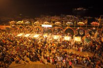 Неизвестные местные жители на фестивале Kumbh Mela возле Аллахабада, Индия — стоковое фото