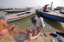 Lavage et bain dans la rivière Ganges dans la Vieille Ville de Varanasi . — Photo de stock