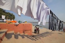 Indian kids  and Washed clothes drying in sunlight at the ghats in Varanasi, India. — Stock Photo