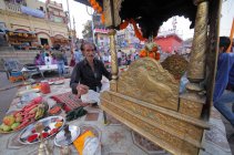 Indischer mann betet in der nähe des ganga flusses auf den ghats von varanasi in uttar, pradesh, indien — Stockfoto
