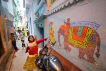 Niños locales en las calles de Varanasi en Uttar Pradesh, India . - foto de stock