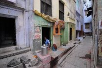 Hombre local en las calles de Varanasi en Uttar Pradesh, India . - foto de stock