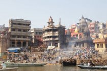 Barcos en el río Varanasi Ganges, Uttar Pradesh, India - foto de stock
