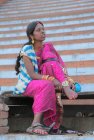 Unbekannte lokale Frau beim Kumbh Mela Festival in der Nähe von Allahabad, Indien — Stockfoto