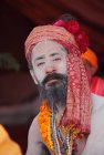 Sadhu (homem santo indiano) no festival Kumbh Mela, o maior encontro religioso do mundo, em Allahabad, Uttar Pradesh, Índia . — Fotografia de Stock