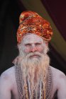 Садху (индийский святой человек) на фестивале Кумбх Мела, крупнейшем религиозном мероприятии в мире, в Аллахабаде, Уттар-Прадеш, Индия . — стоковое фото