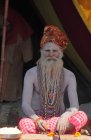 Sadhu (saint homme indien) au festival Kumbh Mela, le plus grand rassemblement religieux au monde, à Allahabad, Uttar Pradesh, Inde . — Photo de stock