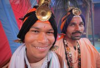 Hombres locales en el festival Kumbh Mela, la reunión religiosa más grande del mundo, en Allahabad, Uttar Pradesh, India . - foto de stock