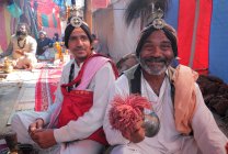 Местные жители на фестивале Kumbhpeople at Kumbh Mela, крупнейшем в мире религиозном сборище, в Аллахабаде, Уттар-Прадеш, Индия. Фестиваль Мела близ Аллахабада, Индия — стоковое фото
