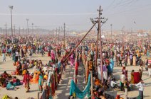 Gente en el festival Kumbh Mela, la reunión religiosa más grande del mundo, en Allahabad, Uttar Pradesh, India . - foto de stock